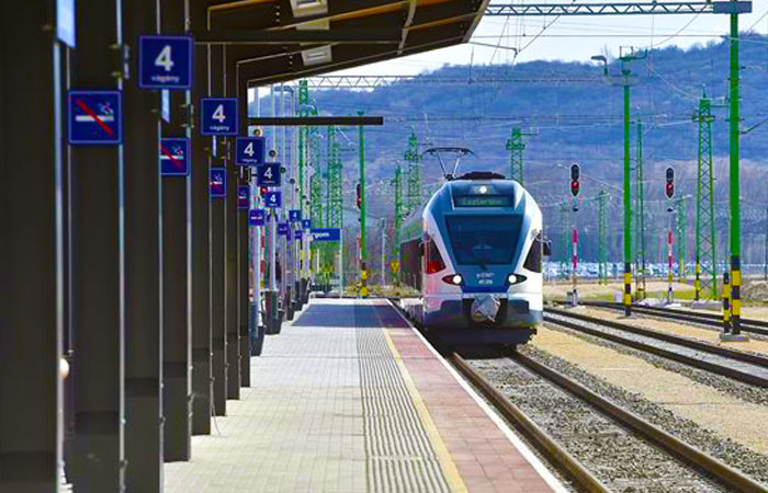 Az esztergomi vasútvonalon mától gyorsabban juthatsz be a városba