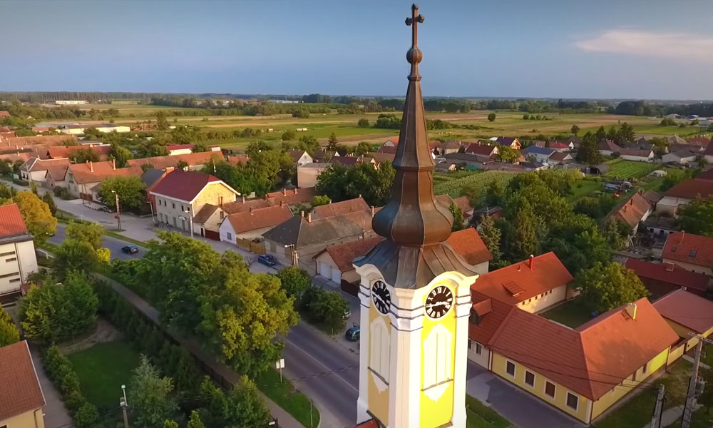 Jó hírt jelentett be Orbán Viktor: még több adófizetői pénzt osztanak szét a kocsmák és a kisboltok között, felújítják a falusi templomokat is