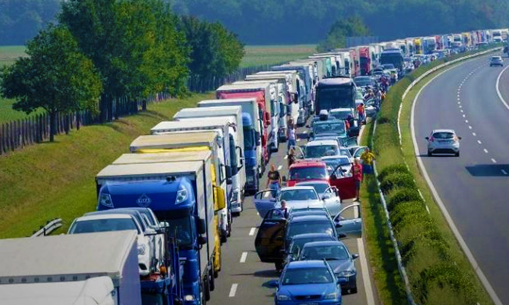 Baleset az M3-ason, több kilométeres a dugó, mentők és tűzoltók a helyszínen
