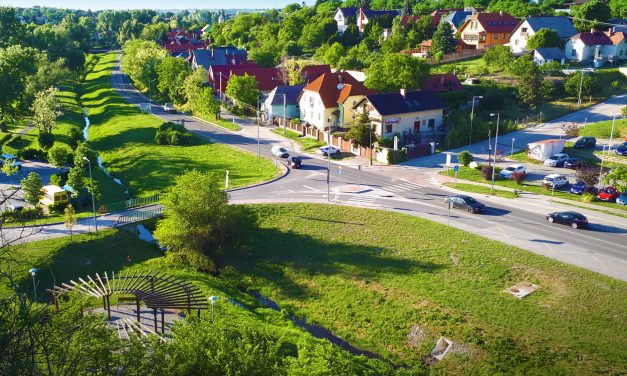 Nagy a felháborodás Biatorbágyon, 400 milliót költenek műfüves focipályára