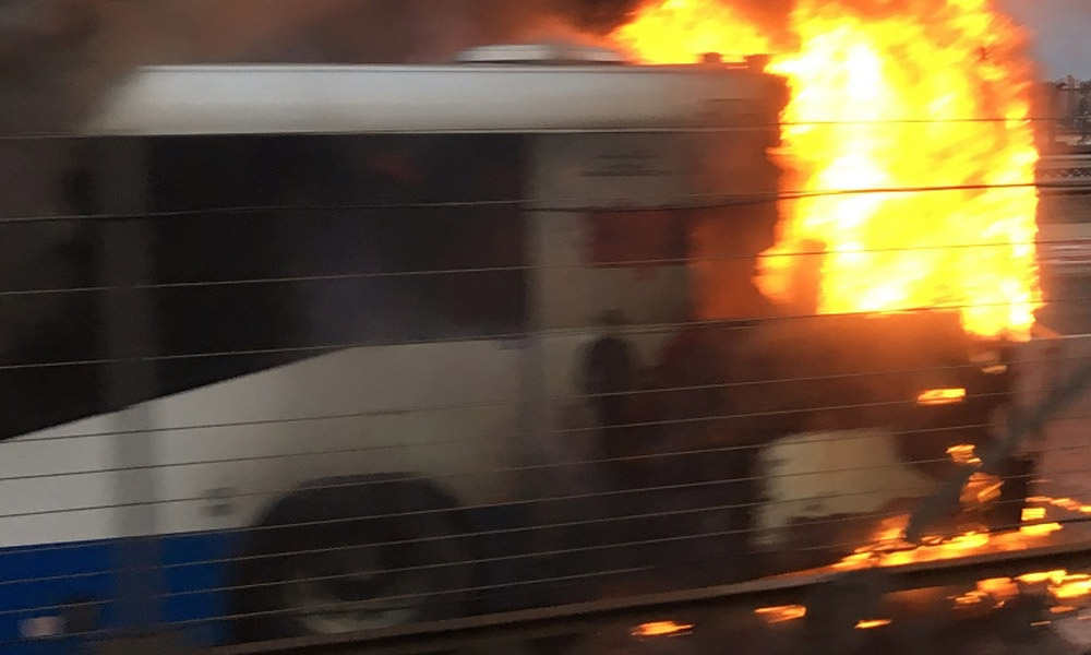Kigyulladt egy busz Pomáz és Pilisszentkereszt között
