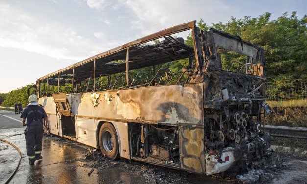 Kigyulladt egy autóbusz az M5-ösön