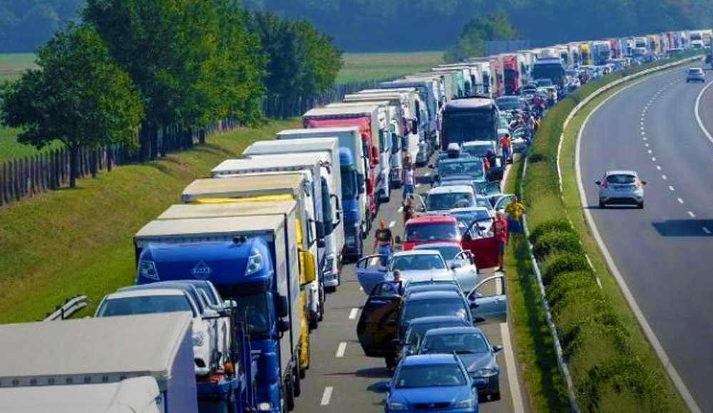 Lázár János: tervben van az M1-es háromsávosra bővítése és jönnek a megyebérletek is