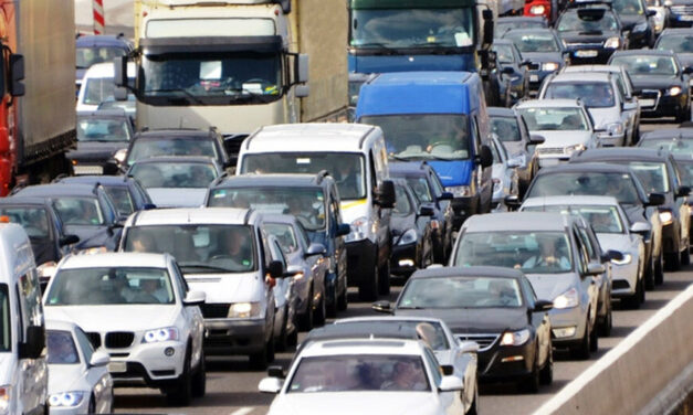 Káosz az M4-esen: lezárták az autópályát a hirtelen lezúduló eső miatt, kilométeres a torlódás