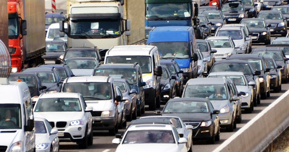 Káosz az M4-esen: lezárták az autópályát a hirtelen lezúduló eső miatt, kilométeres a torlódás