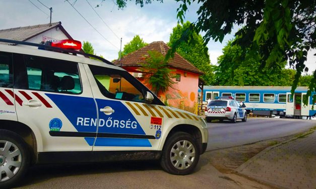 Megrázó részletek: telefonon barátját köszöntötte a 17 éves lány, amikor halálra gázolta a vonat