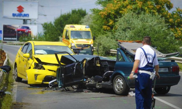 Csúnyán összeütközött egy Taxi és egy autó a ferihegyi gyorsforgalmin