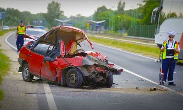 Busszal ütközött az autó, nem sok maradt belőle