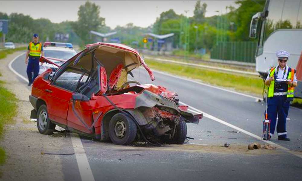 Busszal ütközött az autó, nem sok maradt belőle