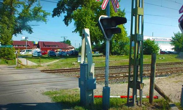 Letörte busszal a sorompót, majd továbbhajtott