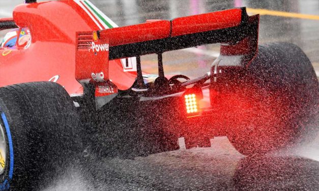 Hamiltoné a pole pozíció az esős időmérőn