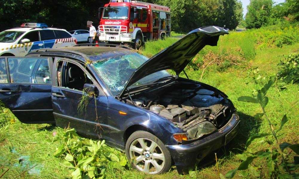 Két gyermek és egy felnőtt a felborult autóban
