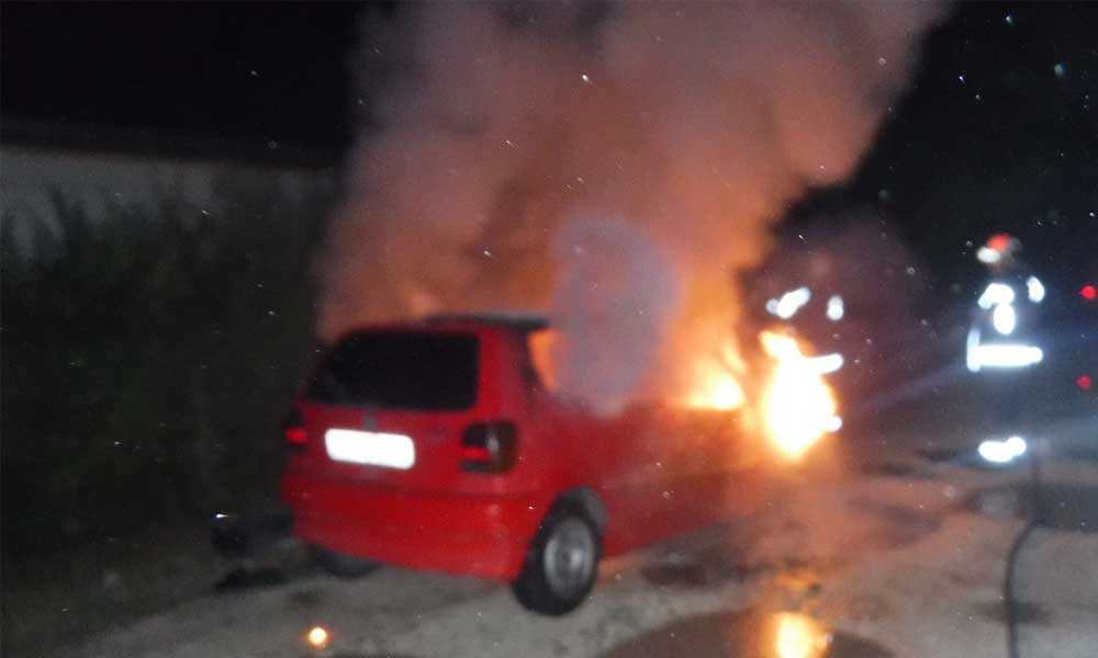 Kigyulladt egy Volkswagen, nagy lángokkal égett az éjjel