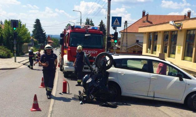 Ez a motoros szinte teljesen feltekeredett a fehér Toyotára
