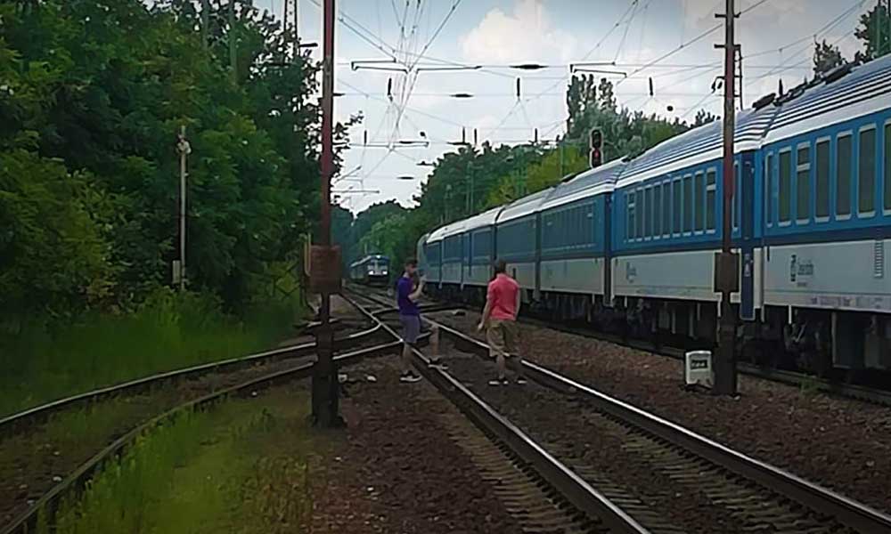 Egymással szemben állt meg két vonat Gyálnál, majdnem katasztrófa történt
