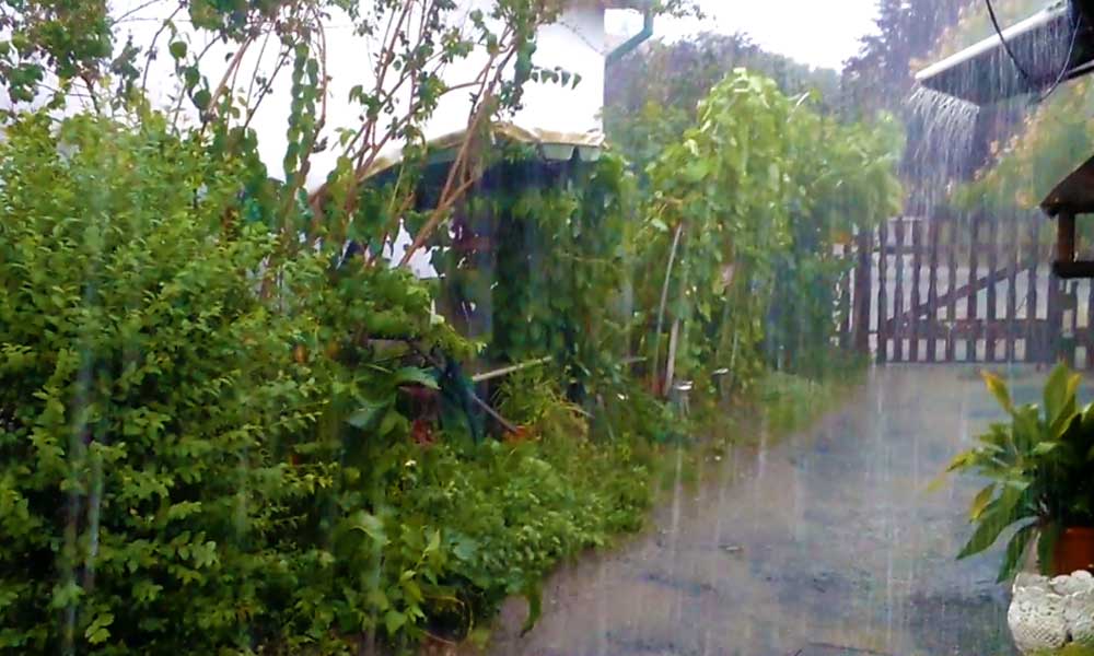 Jégeső és zápor csapott le hétfőn az agglomerációra, nagy késéssel jártak az elővárosi vonatok