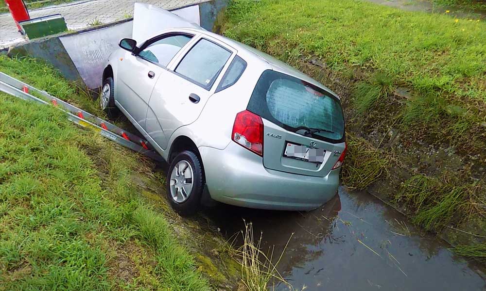 Árokba borult egy autó, a tűzoltóknak kellett kimenteni a sofőrt