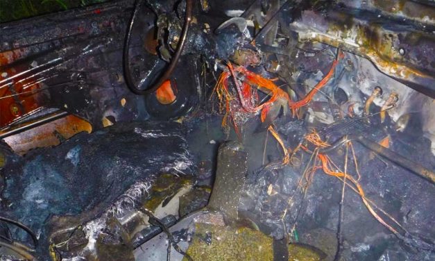 Csúnyán kiégett egy autó Szigethalmon, nem sok maradt belőle