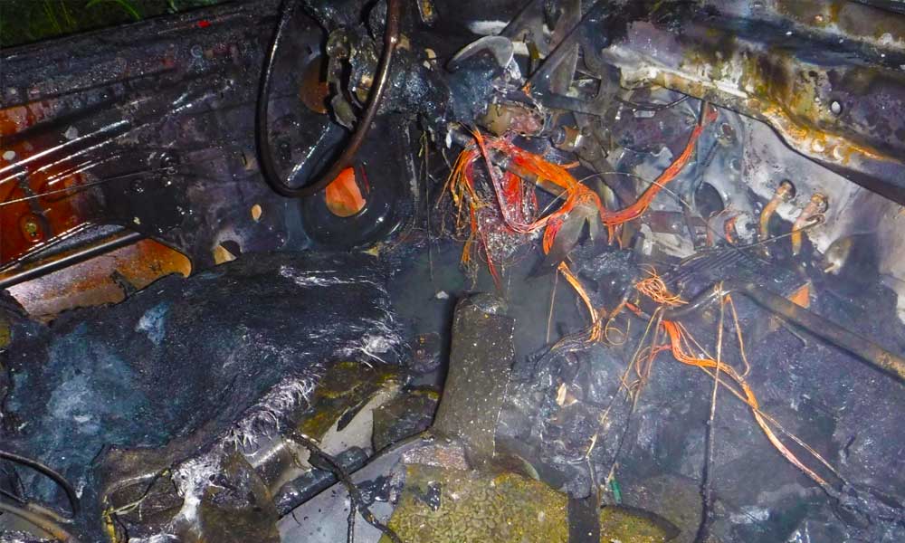 Csúnyán kiégett egy autó Szigethalmon, nem sok maradt belőle