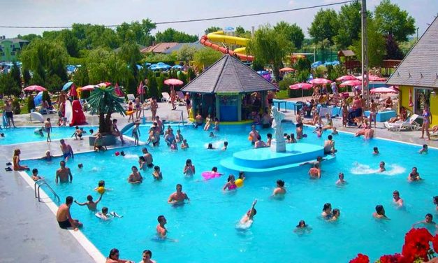 Habparty és lézershow – Szokatlan éjszakai fürdőzés lesz az agglomeráció egyes strandjain