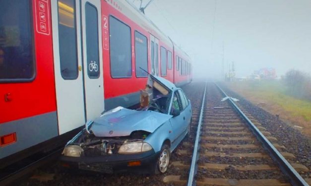 Elakadt az átjáróban, majd jött a vonat. Csúnya lett a vége!