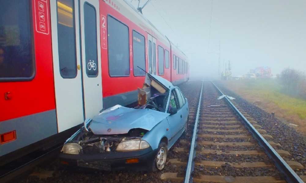 Elakadt az átjáróban, majd jött a vonat. Csúnya lett a vége!