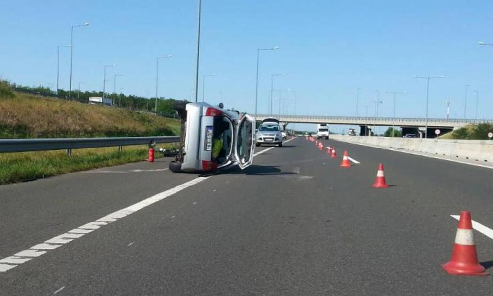 Ezt hogy csinálta? A nyílegyenes autópályán az oldalára borult egy autó – friss fotók!