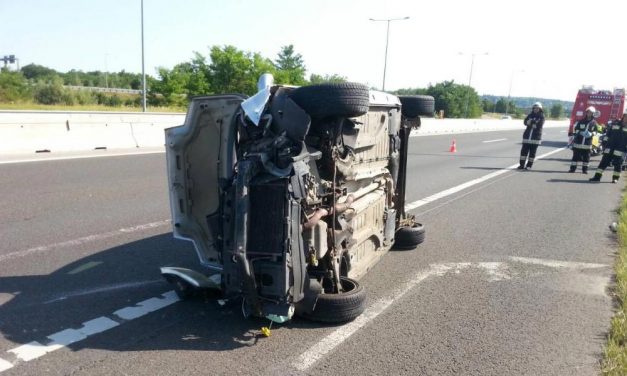 Karambol az M3-ason, lángol az egyik sérült gépjármű