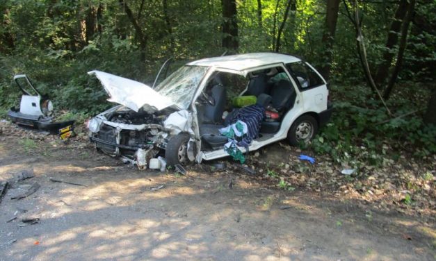 Durva! Egy férfi és két kisgyerek volt ebben az autóban, friss képek a sződligeti balesetről