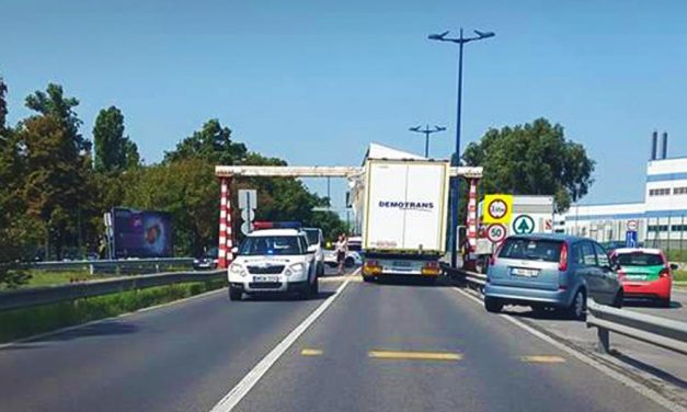 Csúnyán benézte a sofőr, beszorult a kamion a magasságkorlátozó alá