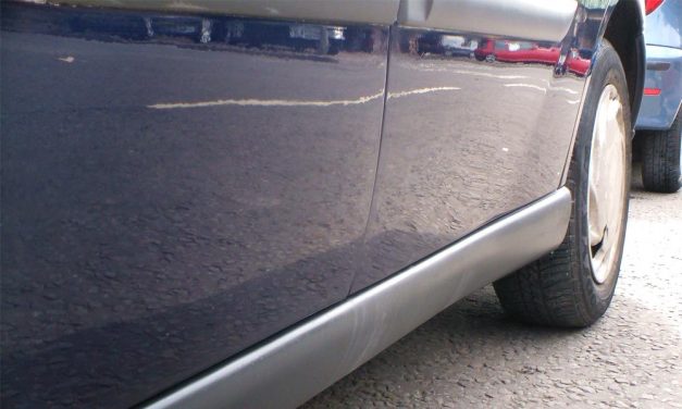 Csúnyán elbánt a belvárosban parkoló autókkal a drogos férfi