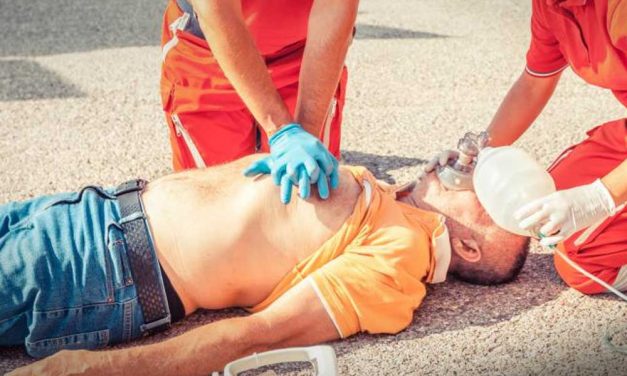 Leálltak az életfunkciói, a rendőr mégis életben tudta tartani a földön fekvő férfit