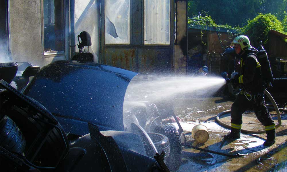 Leégett egy műhely, garázs és benne az autó Gödöllőn