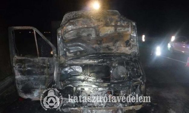 Lángoló kisteherautót oltottak az M0-áson