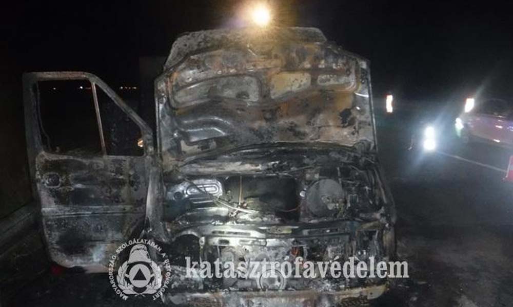 Lángoló kisteherautót oltottak az M0-áson