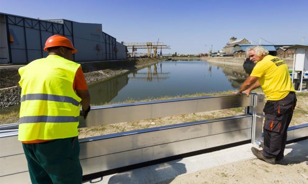 Új mobilgátat építettek a rekord alacsonyan álló Duna partján