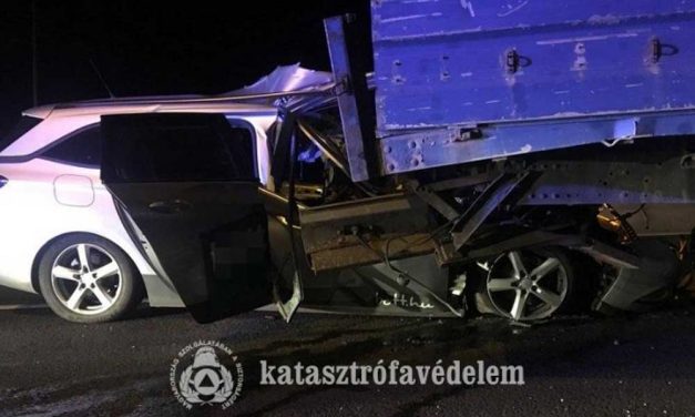 Csúnyán a teherautó platója alá gyűrődött egy autó az M3-ason