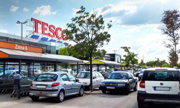 A tűző napon parkoló autójában hagyta 6 éves kislányát egy váci édesanya, a gyerek üvöltött a kocsiban