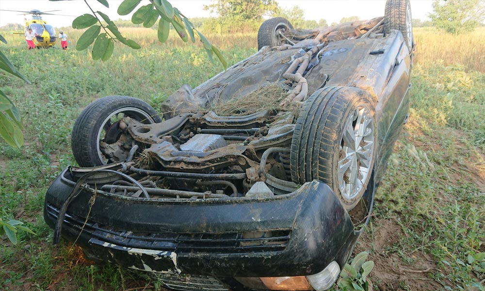 Hiába érkezett a mentőhelikopter, meghalt a felborult autó alá szorult a sofőr
