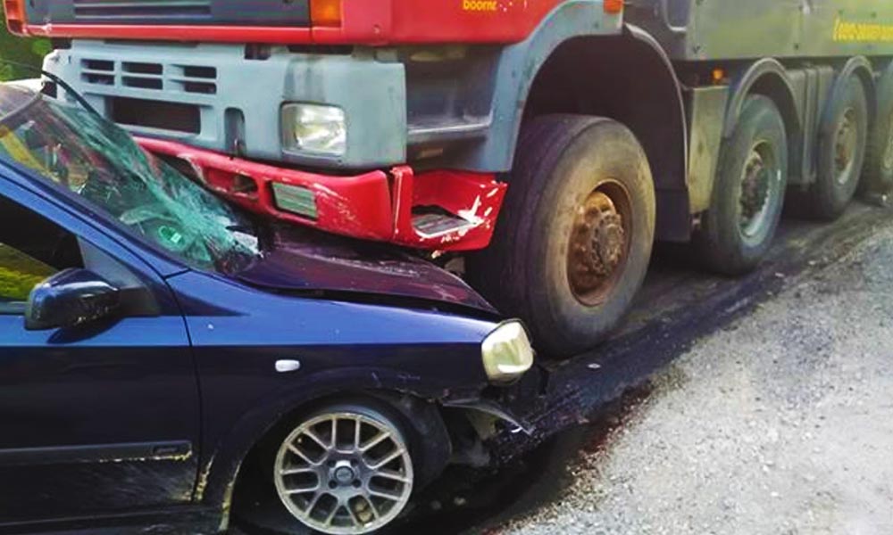 Óriási karambol a 10-es úton, többen megsérültek, sokan ragadtak a dugóban