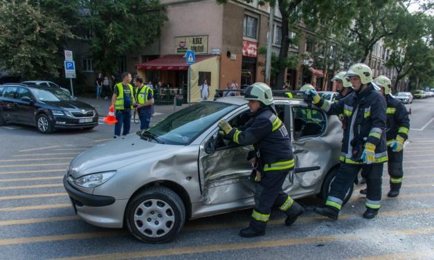 Ilyen az, amikor a kis Peugeot elkapja a villamos – Fotók!