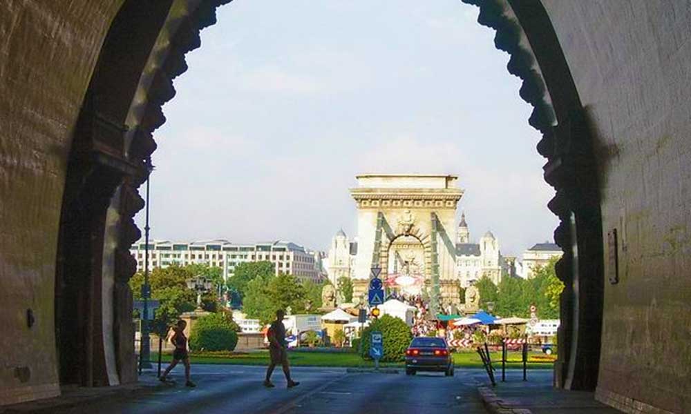 Az autóval ingázókaz is érinti: Egyszerre zárják le a Lánchidat és az alagutat