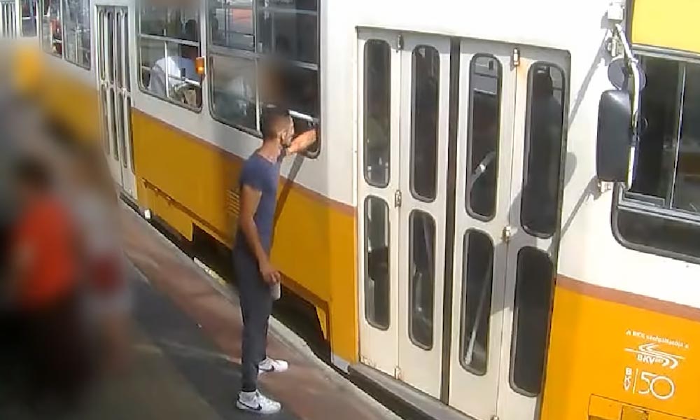 A sunyi tolvaj a villamoson! Nagyon figyelj, ha tömegközlekedsz a városban! – VIDEÓ