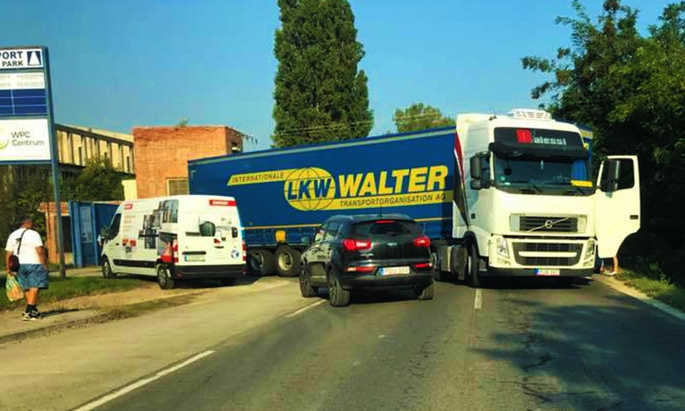 Leakadt egy kamion utánfutója, keresztbe állt az úton Halászteleknél
