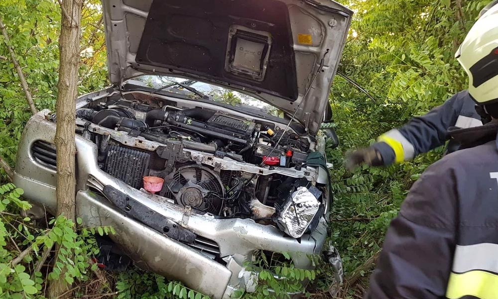 Alaposan összetört a fák közé csapódott a terepjáró