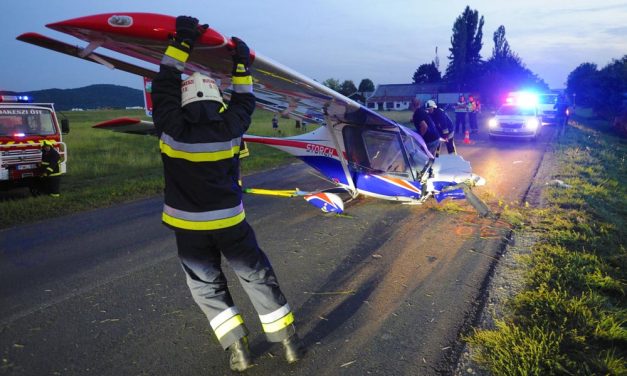 Meglepődtek az autósok, az úton állt meg a repülőgép, leállították a forgalmat