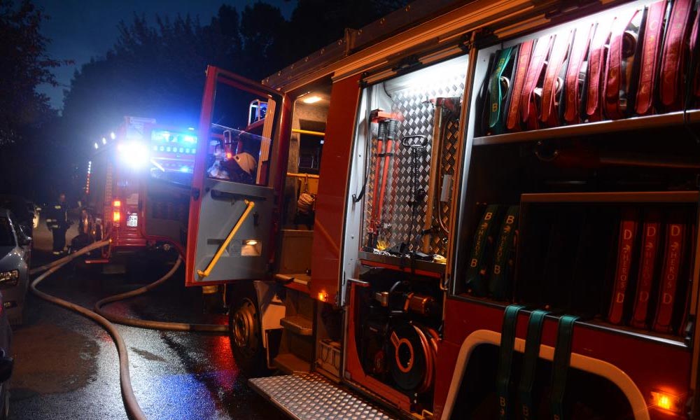 Füstölni kezdett a Szent Imre Kórház épülete, nagy erőkkel érkeztek a tűzoltók