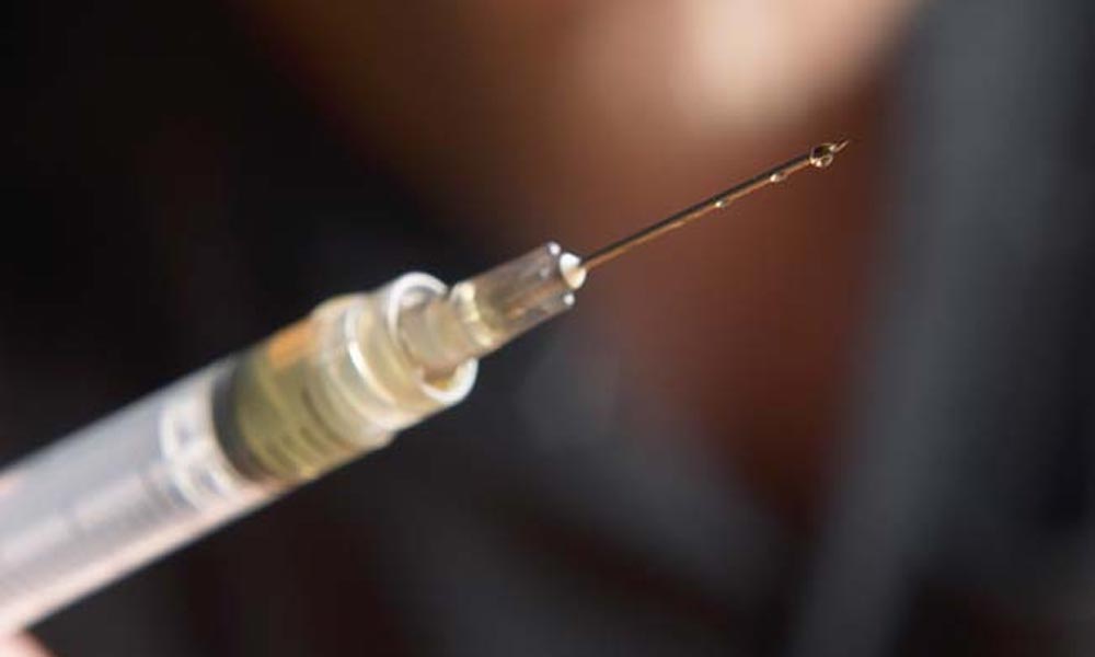 Tűvel szúrt combon egy anyát az 1-es villamoson egy bekábítószerezett férfi