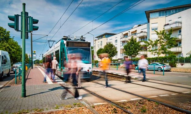 Forradalom a tömegközlekedésben! Elindult az első önvezető villamos