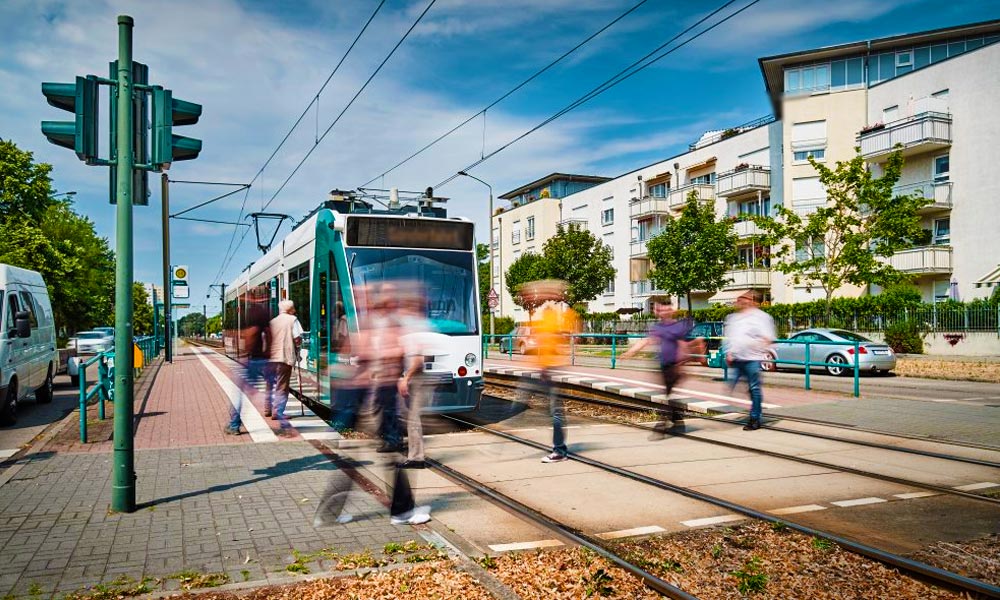 Forradalom a tömegközlekedésben! Elindult az első önvezető villamos